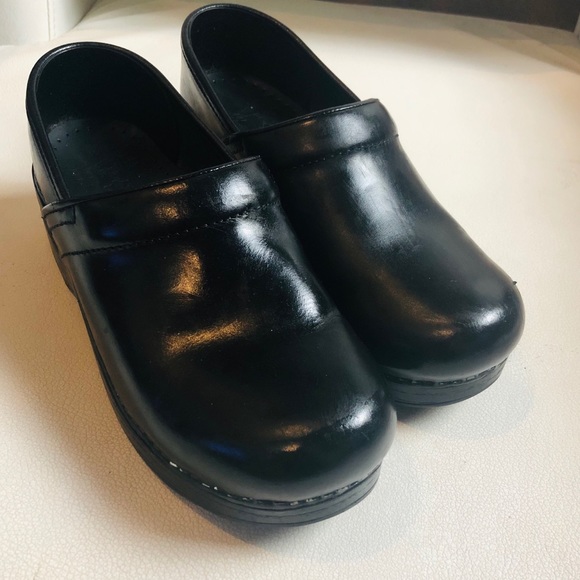dansko black leather clogs